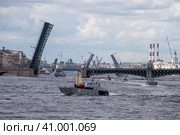 Санкт-Петербург. Военный корабль на параде в день ВМФ везёт ботик Петра Первого (2023 год). Редакционное фото, фотограф Литвяк Игорь / Фотобанк Лори