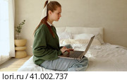 Young lady works at lap top at home. Стоковое видео, видеограф Юлия Паутова / Фотобанк Лори