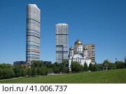 Парк Акведук в Москве летним днем, Россия. Вид на жилой комплекс «Триколор» и храм святых равноапостольных Мефодия и Кирилла в Ростокино (2022 год). Редакционное фото, фотограф Елена Коромыслова / Фотобанк Лори