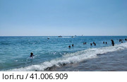 Turkey, Side - 10.08.2023. Tourists relax on the Mediterranean coast. Редакционное видео, видеограф Цибаев Алексей / Фотобанк Лори