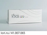 Упаковка филлера Regenyal Idea  для контурного моделирования и коррекции недостаточного объема тканей лица  на сером фоне (2022 год). Редакционное фото, фотограф Наталья Гармашева / Фотобанк Лори