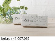 Две упаковки филлера для контурного моделирования и коррекции недостаточного объема тканей лица Regenyal Idea  на белом деревянном столе (2022 год). Редакционное фото, фотограф Наталья Гармашева / Фотобанк Лори