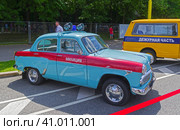 Автомобиль Москвич-407 в цветовой схеме милицейского патрульного автомобиля. Городской фестиваль старой автомобильной техники на Воробьевых горах, Москва. (2023 год). Редакционное фото, фотограф Сергей Рыбин / Фотобанк Лори