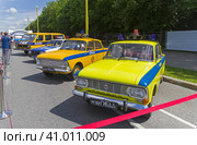 Старые автомобили марки Москвич и микроавтобус РАФ-2203 в цветовой схеме патрульных автомобилей ГАИ. Городской фестиваль старой автомобильной техники на Воробьевых горах, Москва. (2023 год). Редакционное фото, фотограф Сергей Рыбин / Фотобанк Лори