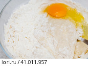 Preparation of the yeast dough. Dough with the egg`s yolk and flavour in the glass bowl is ready to be stirred. Приготовление дрожжевого теста. Тесто с яичным желтком и ароматизатором в стеклянной миске готово к перемешиванию. Стоковое фото, фотограф Дмитрий Березнев / Фотобанк Лори