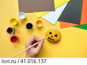 Рисование на камнях к празднику Хэллоуин. Концепция "СДЕЛАЙ сам". Детское творчество. Шаг за шагом. Стоковое фото, фотограф Терехова Марина / Фотобанк Лори