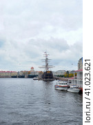 Russia, St. Petersburg. 11,10,2013  Restaurant "Flying Dutchman" and  Boat ship on the Neva. Редакционное фото, фотограф Анна Кривицкая / Фотобанк Лори