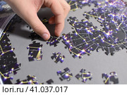 Ребенок собирает картину из пазлов. Пазлы - игра для развития логики и мелкой моторика. Стоковое фото, фотограф Денисова Виктория / Фотобанк Лори