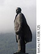 Памятник Владимиру Ленину, город Петропавловск-Камчатский, Камчатский край, Россия. Памятник Владимиру Ленину - основателю Советского Союза. Металлическая скульптура. Историческая достопримечательность. Редакционное фото, фотограф Андрей Степанов / Фотобанк Лори