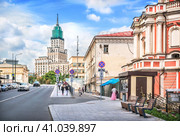 Высотка на Красных Воротах, церковь Петра и Павла, Новая Басманная, Москва (2023 год). Редакционное фото, фотограф Baturina Yuliya / Фотобанк Лори