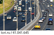 cars are driving along the MKAD, new asphalt and new road markings (2023 год). Редакционное фото, фотограф Скрипачев Антон / Фотобанк Лори
