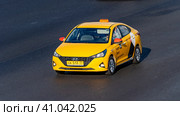 a yellow taxi car is traveling at high speed along the MKAD (2023 год). Редакционное фото, фотограф Скрипачев Антон / Фотобанк Лори