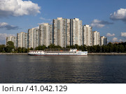 Прогулочный теплоход на фоне жилого дома, Москва (2023 год). Стоковое фото, фотограф Константин Галактионов / Фотобанк Лори