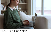Young lady works at lap top at home. Стоковое видео, видеограф Юлия Паутова / Фотобанк Лори