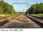 Железнодорожные пути. Двухпутная электрофицированная железная дорога. Стоковое фото, фотограф Илья Юрукин / Фотобанк Лори