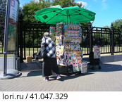 Торговля печатной продукцией. Улица 1-й Поперечный проезд. Останкинский район. Город Москва (2014 год). Редакционное фото, фотограф lana1501 / Фотобанк Лори