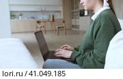 Young lady works at lap top at home. Стоковое видео, видеограф Юлия Паутова / Фотобанк Лори
