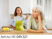 Aggrieved elderly woman having quarrel with her daughter. Стоковое фото, фотограф Яков Филимонов / Фотобанк Лори