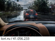 Вид из салона автомобиля на дорогу во время дождя. Капли воды на лобовом стекле. Плохая видимость на шоссе. Стоковое фото, фотограф Константин Григорьев / Фотобанк Лори