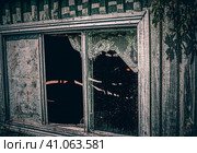 Заброшенные сады в окрестностях города Чистополь.  Разрушенные стены, разбитое окно и буйная растительность вокруг, июнь полдень. Стоковое фото, фотограф Шашин Валерий / Фотобанк Лори