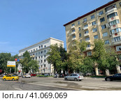 Москва, Абельмановская улица летом в ясную погоду. Дома 7, 5 (2021 год). Редакционное фото, фотограф Овчинникова Ирина / Фотобанк Лори
