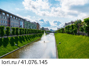 Kazan, Russia, June 1, 2023: view of the Bulak water canal with bridges and fountains in the city centre on a sunny summer day. View towards Lake Kaban. Редакционное фото, фотограф Оксана Медведева / Фотобанк Лори