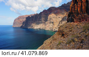 Spectacular aerial view of hiking trail. Dangerous narrow path along bluff. Amazing deep blue ocean (2022 год). Стоковое видео, видеограф Ольга Сухарева / Фотобанк Лори