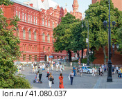 Кремлевский проезд и Исторический музей рядом с Красной площадью в Москве - август 2023. Редакционное фото, фотограф Юрий Золотаревский / Фотобанк Лори