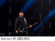 Музыкант Сергей Бобунец во время выступленияна сцене в стадиона спортивнго комплекса Лужники в День флага России, в городе Москве, Россия (2023 год). Редакционное фото, фотограф Николай Винокуров / Фотобанк Лори
