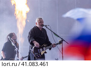 Музыкант, основатель рок-группы "Агата Кристи" Вадим Самойлов во время выступленияна сцене в стадиона спортивнго комплекса Лужники в День флага России, в городе Москве, Россия (2023 год). Редакционное фото, фотограф Николай Винокуров / Фотобанк Лори