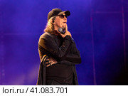 Музыкант, лидер рок-группы "СерьГа" Сергей Галанинво время выступления на сцене стадиона спортивного комплекса Лужники в День флага России, в городе Москве, Россия (2023 год). Редакционное фото, фотограф Николай Винокуров / Фотобанк Лори