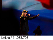 Музыкант, лидер рок-группы "СерьГа" Сергей Галанинво время выступления на сцене стадиона спортивного комплекса Лужники в День флага России, в городе Москве, Россия (2023 год). Редакционное фото, фотограф Николай Винокуров / Фотобанк Лори