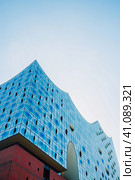 Hamburg, Germany - May 17, 2018: Elbphilharmonie in hafencity district, Hamburg, Germany. Стоковое фото, фотограф Igor Tichonow / Фотобанк Лори
