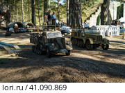 FINOWFURT, GERMANY - APRIL 22, 2023: RC models of a half-track military vehicle Sd.Kfz. 7 and Sd.Kfz.3a Maultier. Meeting of fans of retro cars of the Eastern bloc (Ostfahrzeugtreffen). Редакционное фото, фотограф Sergey Kohl / Фотобанк Лори