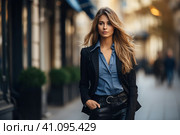 Красивая женщина в черном костюме идет по улице, женщина в кожаных брюках, блузке и пиджаке на городской улице, портрет молодой деловой женщины в блузке и пиджаке. Стоковое AI-изображение, AI-художник Алла Греблова / Фотобанк Лори