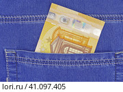 Купюры евро в кармане джинсов. Euro banknotes in blue jeans back pocket. Стоковое фото, фотограф Татьяна Д / Фотобанк Лори