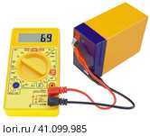 Тестирование аккумуляторной батареи цифровым мультиметром. Testing an acid rechargeable battery with a measuring instrument. Стоковое фото, фотограф Татьяна Д / Фотобанк Лори