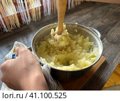 Картофельное пюре в кастрюле. Человек говорит обед из картошки. мять картошку. Стоковое фото, фотограф Денисова Виктория / Фотобанк Лори