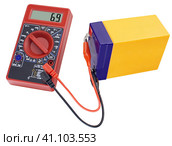 Тестирование аккумуляторной батареи цифровым мультиметром. Testing an acid rechargeable battery with a measuring instrument. Стоковое фото, фотограф Татьяна Д / Фотобанк Лори