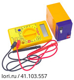 Тестирование аккумуляторной батареи цифровым мультиметром. Testing an acid rechargeable battery with a measuring instrument. Стоковое фото, фотограф Татьяна Д / Фотобанк Лори