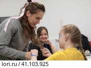"Прикасаемые" спектакль слепоглухих актёров театра "Наций" на ВДНХ, артисты перед началом спектакля в гримёрной слева Екатерина Сахно и Алёна Капустьян (2023 год). Редакционное фото, фотограф Дмитрий Неумоин / Фотобанк Лори