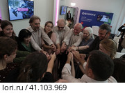 "Прикасаемые" спектакль слепоглухих актёров театра "Наций" на ВДНХ, артисты перед началом спектакля (2023 год). Редакционное фото, фотограф Дмитрий Неумоин / Фотобанк Лори