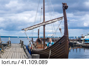 Tourist aboard a modern replica of ancient viking longship. Стоковое фото, фотограф Евгений Харитонов / Фотобанк Лори