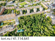 Парк посреди городской застройки (Парк Кулибина, Нижний Новгород) с дрона (2022 год). Стоковое фото, фотограф Илья Старков / Фотобанк Лори