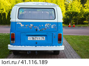 Blue white Volkswagen Transporter T2 van, rear view (2021 год). Редакционное фото, фотограф EugeneSergeev / Фотобанк Лори