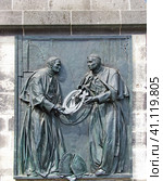 Рельеф в честь встречи папы  Ioannes Paulus PP. II и кардинала Joseph Alois Ratzinger в Кельне (2013 год). Редакционное фото, фотограф Сергей Балдин / Фотобанк Лори