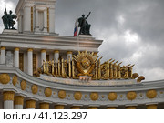 Павильон № 1 Центральный Выставки достижений народного хозяйства (ВДНХ) дождливым весенним днем (2016 год). Редакционное фото, фотограф Pukhov K / Фотобанк Лори
