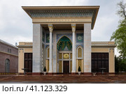 Павильон № 14 Азербайджан Выставки достижений народного хозяйства (ВДНХ) дождливым весенним днем (2016 год). Редакционное фото, фотограф Pukhov K / Фотобанк Лори