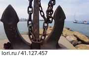 Сквозной пролёт в памятник якорю в бухте Геленджика. Through flight to the monument to the anchor in the bay of Gelendzhik. (2023 год). Стоковое видео, видеограф Станислав Типляшин / Фотобанк Лори