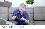 A man blogs about edged weapons showing off various knives on camera. Стоковое видео, видеограф Сергей Сергеев / Фотобанк Лори